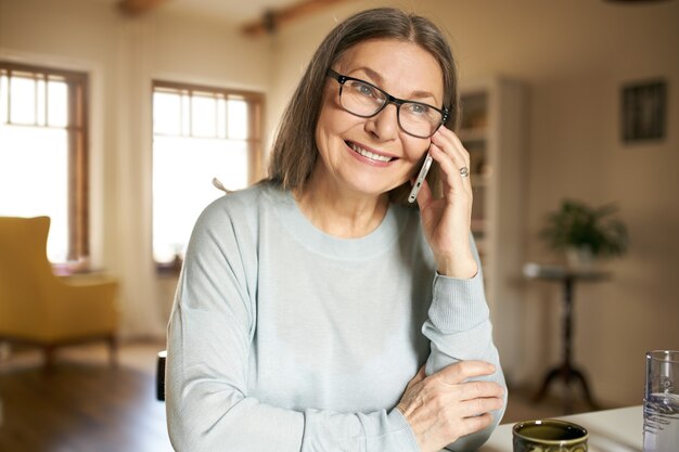 Expressieve senior vrouw poseren binnen