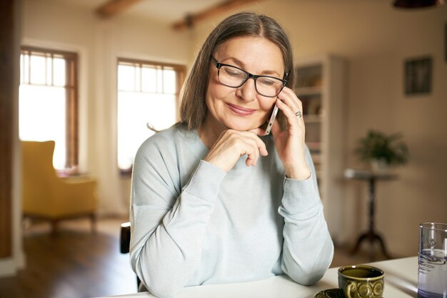 Expressieve senior vrouw poseren binnen