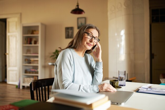 Expressieve senior vrouw poseren binnen