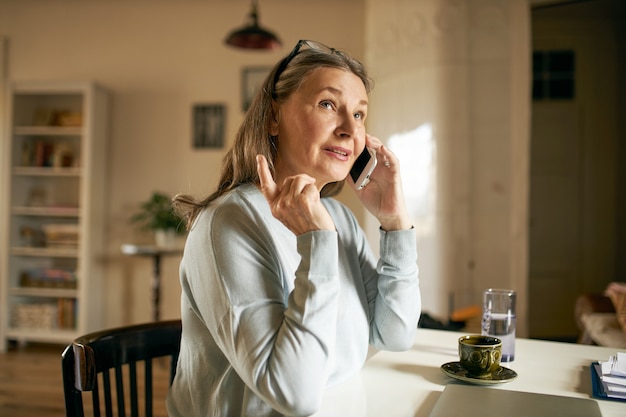 Expressieve senior vrouw poseren binnen