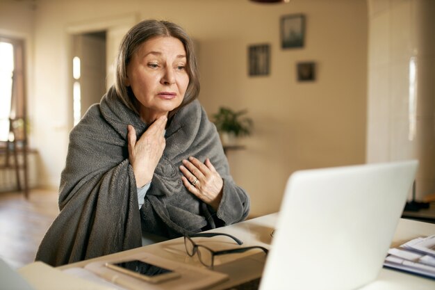 Expressieve senior vrouw poseren binnen