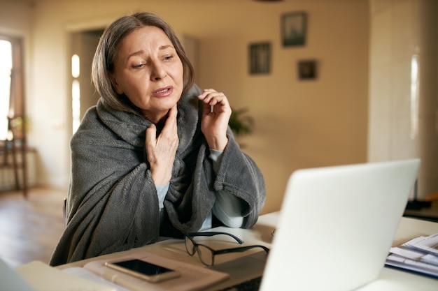 Expressieve senior vrouw poseren binnen