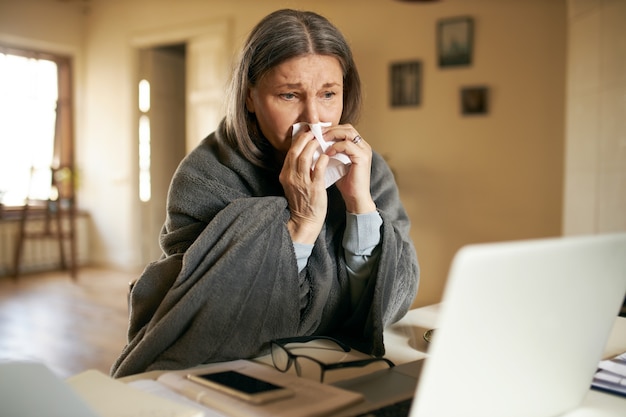 Expressieve senior vrouw poseren binnen