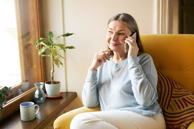 Expressieve senior vrouw poseren binnen