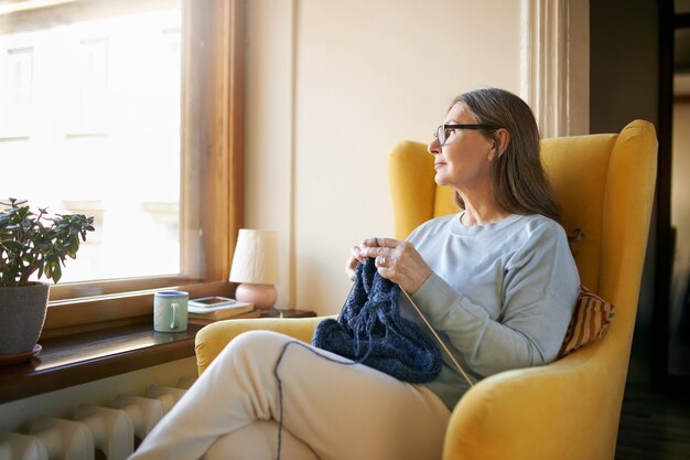 Expressieve senior vrouw poseren binnen