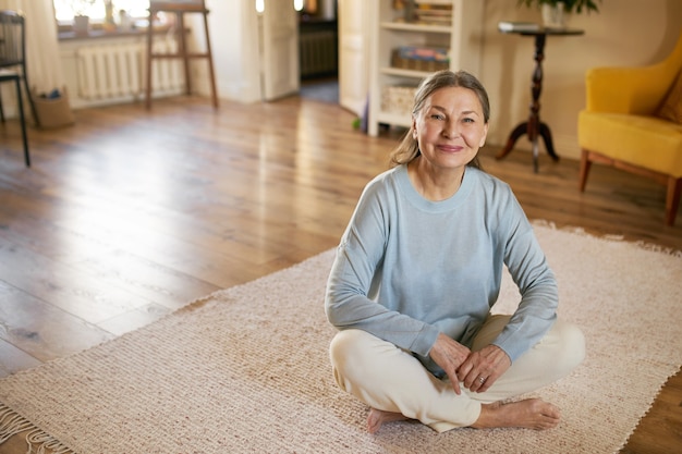 Expressieve senior vrouw poseren binnen