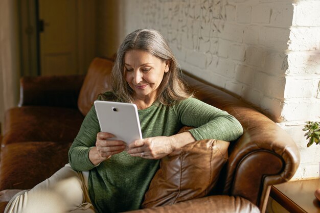 Expressieve senior vrouw poseren binnen