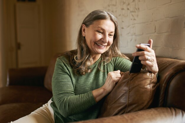 Expressieve senior vrouw poseren binnen