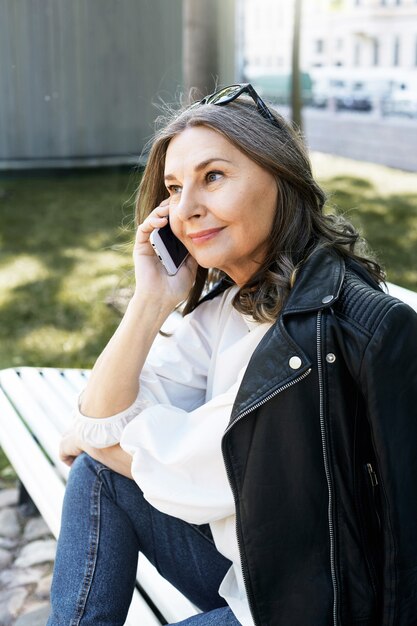 Expressieve senior vrouw poseren