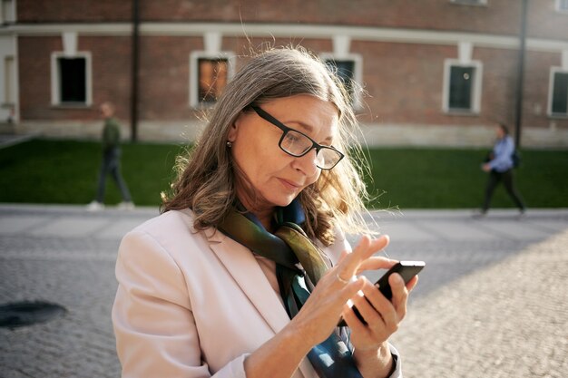 Expressieve senior vrouw poseren