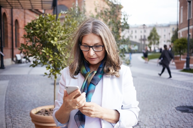 Expressieve senior vrouw poseren