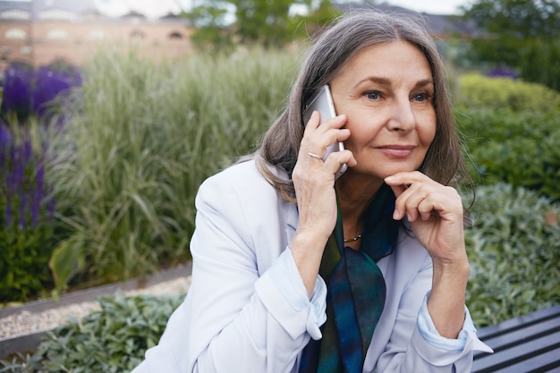 Expressieve senior vrouw poseren