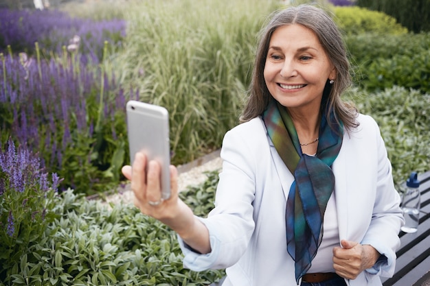 Expressieve senior vrouw poseren