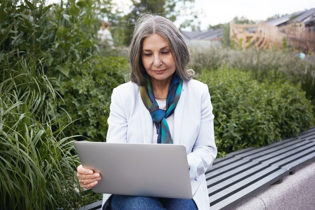 Expressieve senior vrouw poseren