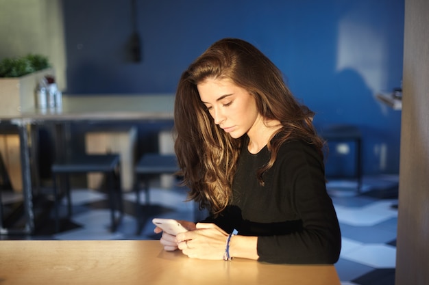 Expressieve vrouw poseren binnen