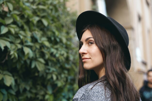 Expressieve vrouw poseren buiten