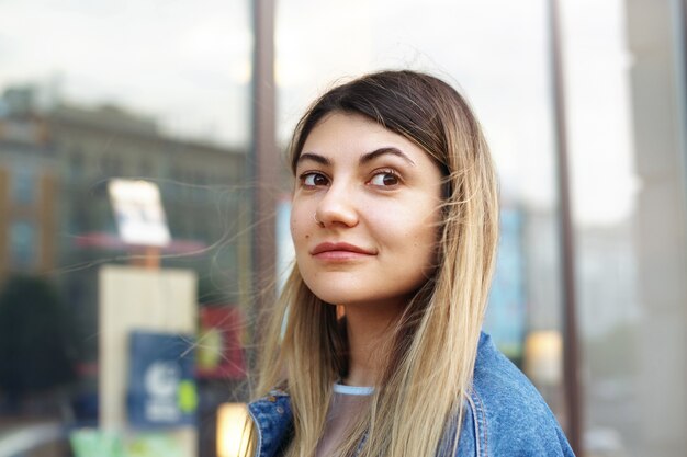 Expressieve vrouw poseren buiten