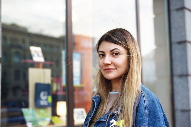 Expressieve vrouw poseren buiten