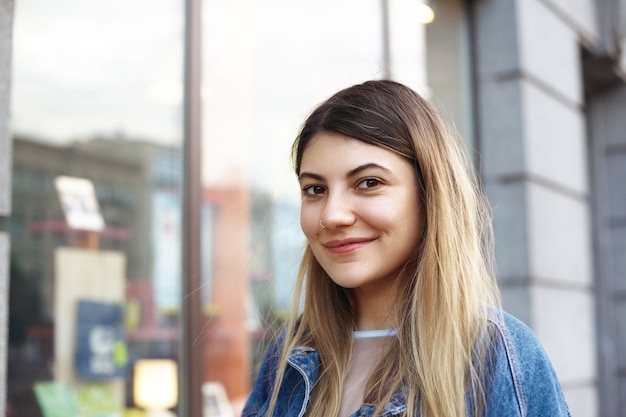 Expressieve vrouw poseren buiten