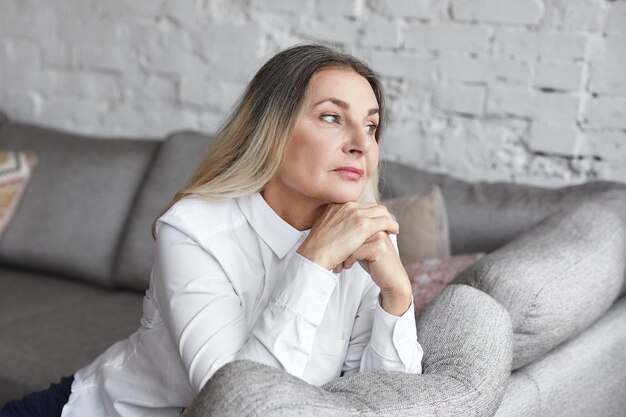 Expressieve vrouw van middelbare leeftijd poseren