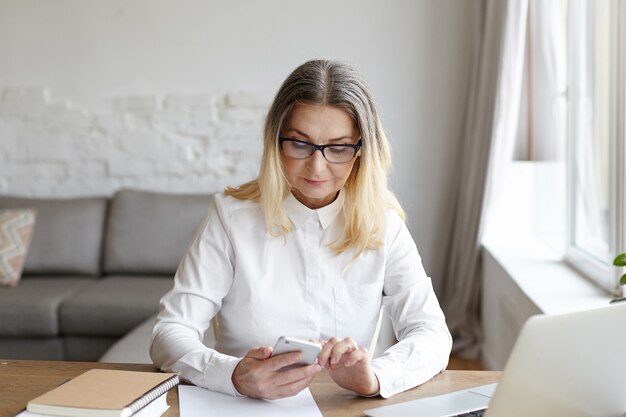 Expressieve vrouw van middelbare leeftijd poseren