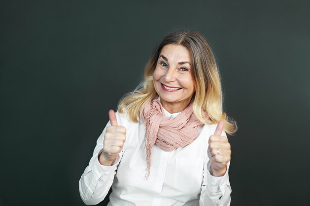 Expressieve vrouw van middelbare leeftijd poseren