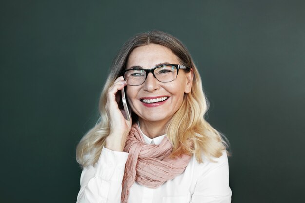 Expressieve vrouw van middelbare leeftijd poseren