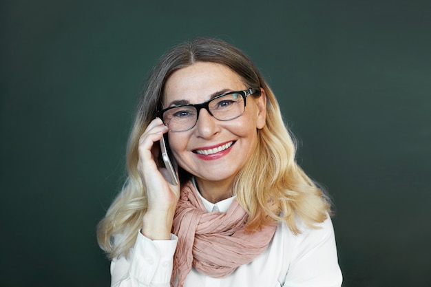 Expressieve vrouw van middelbare leeftijd poseren