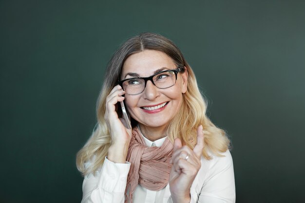 Expressieve vrouw van middelbare leeftijd poseren