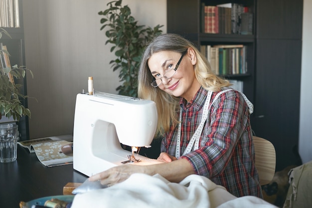 Expressieve vrouw van middelbare leeftijd poseren