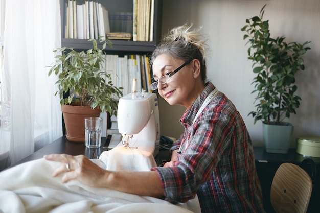 Expressieve vrouw van middelbare leeftijd poseren