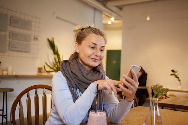 Expressieve vrouw van middelbare leeftijd poseren