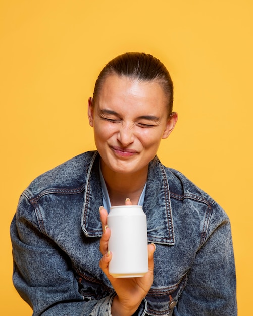 Gratis foto extatisch vrouw met frisdrankblikje in haar hand