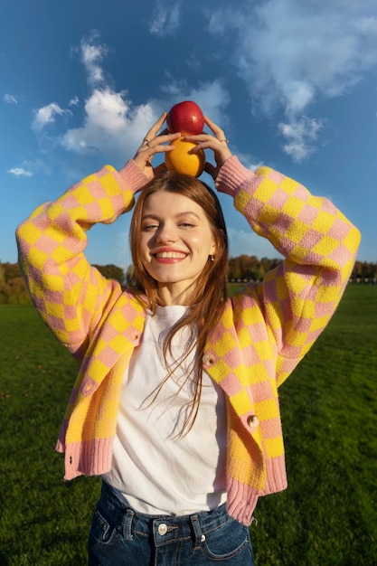 Exterieur portret van jonge volwassene