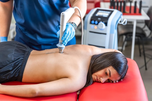 Gratis foto extracorporale shockwavetherapie fysiotherapie voor nek- en rugspieren