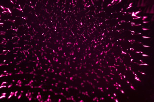 Extreem close-up ferromagnetisch metaal met paarse spikes