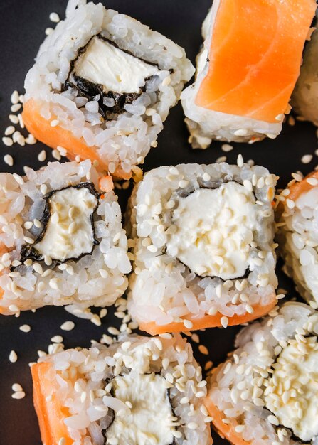 Extreem dicht omhooggaand schot van sushi met zaden