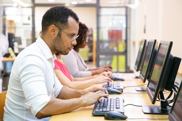 Extreem gerichte mannelijke student die online test maakt