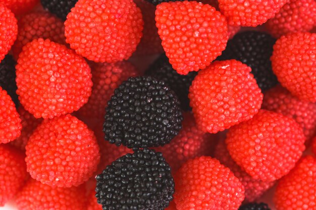 Extreme close-up van zoete rode en zwarte cranberry snoepjes