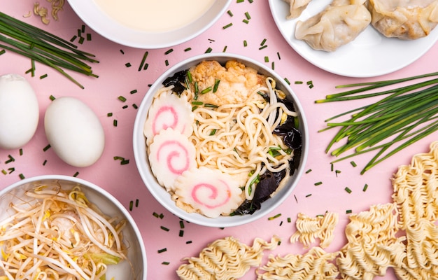 F; bij lay ramen soep met ingrediënten