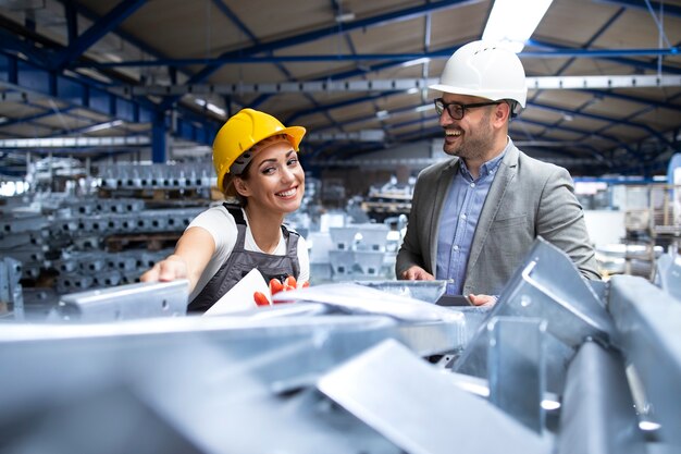 Fabrieksarbeider in uniform presenteert nieuwe producten aan de manager