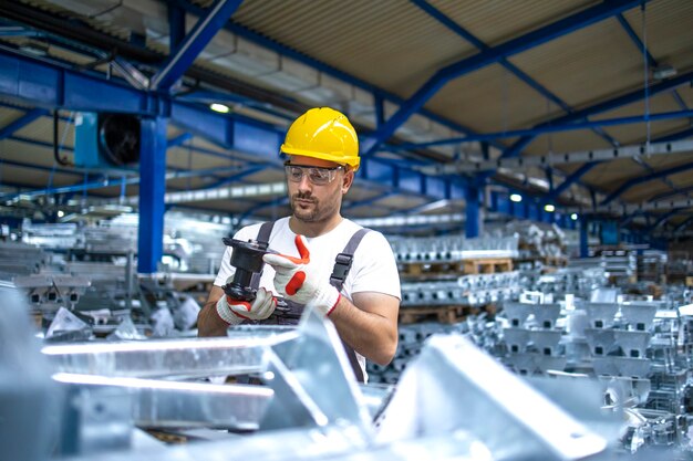 Fabrieksarbeider werkzaam in industriële productiehal