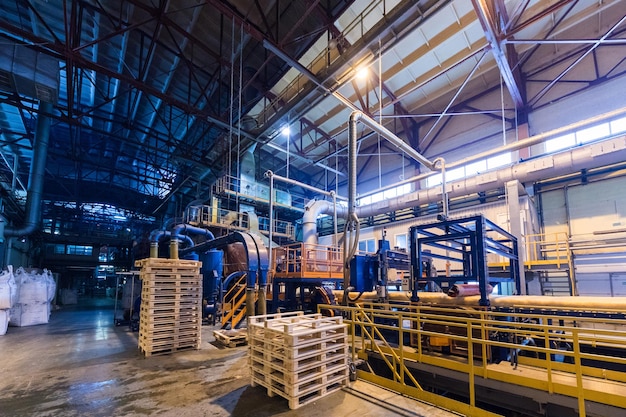 Fabriekswerkplaatsbinnenland en machines op het achtergrondproces van de glasindustrie van productie