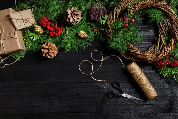 Fabrikant van kerstdecor met hun eigen handen. Kerstkrans voor de vakantie. Het nieuwjaarsfeest. Bovenaanzicht