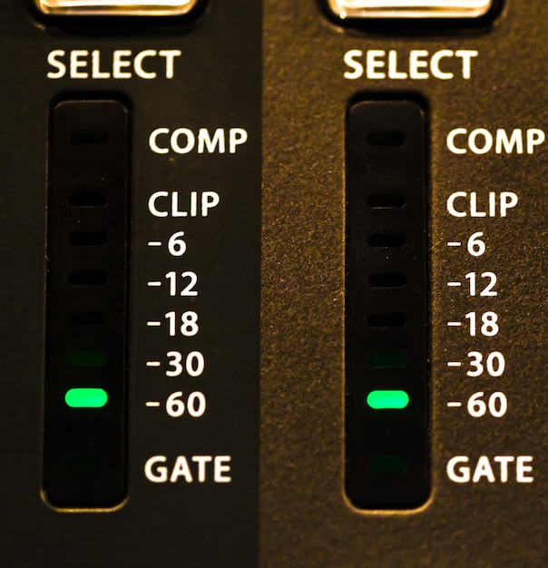 Gratis foto fader digitale mengtafel met volumemeter