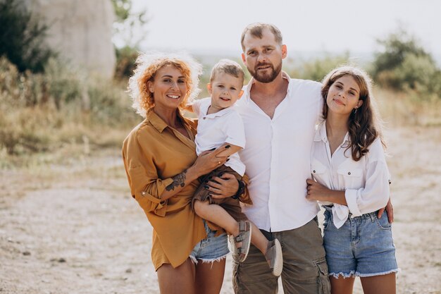 Familie allemaal samen plezier in park