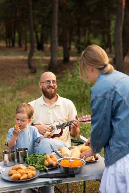 Familie bereidt diner tijdens het kamperen