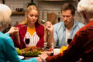 Gratis foto familie bidden aan de eettafel