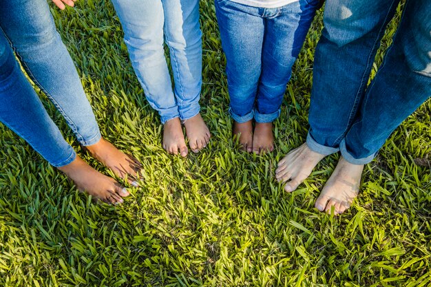 Familie blote voeten op het gras