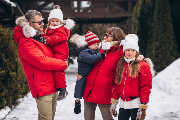 Familie buiten in de winter